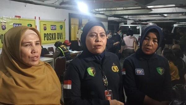 KECELAKAAN BUS ALS: Kasubbid Dokpol Biddokkes Polda Sumbar Dr. Eka Purnama Sari saat memberikan keterangan, Selasa (6/5/2025) malam di RSUD Padang Panjang. Dr. Eka sebut 8 keluarga korban dari 12 orang meninggal dunia sudah datang ke RSUD Padang Panjang untuk menjemput korban. 4 lagi akan dibawa ke RS Bhayangkara Padang.