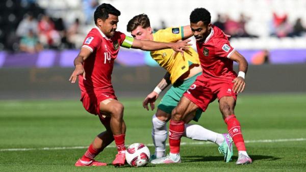 Dua pemain Timnas Indonesia, Asnawi Mangkualam dan Yakob Sayuri saat melawan Australia pada babak 16 besar Piala Asia 2023 di Stadion Jassim bin Hamad, Al Rayyan, Minggu (28/1/2024) malam WIB.