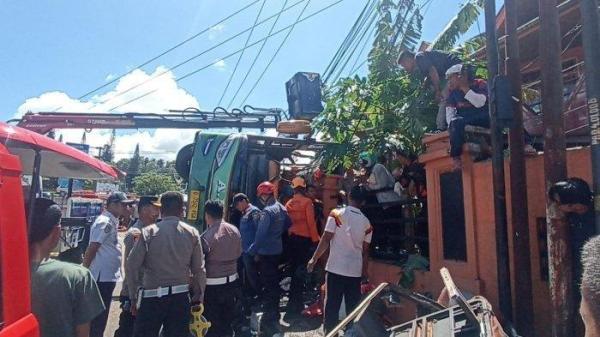 KECELAKAAN BUS ALS - Kecelakaan bus Antar Lintas Sumatera  di Kelurahan Bukit Surungan, Kecamatan Padang Panjang Barat, Kota Padang Panjang, Sumatera Barat, Selasa (6/5/2025) pagi. Dari peristiwa ini, setidaknya 12 orang tewas dan sebagian penumpang dilarikan ke rumah sakit.