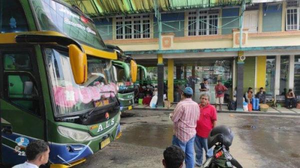 BUS ALS: Suasana loket bus Antar Lintas Sumatera (ALS) di Jalan Sisingamangaraja Medan, setelah adanya kecelakaan bus penumpang tujuan Medan - Jakarta di Padang Panjang, Sumatera Barat, Selasa (6/5/2025). <div class=