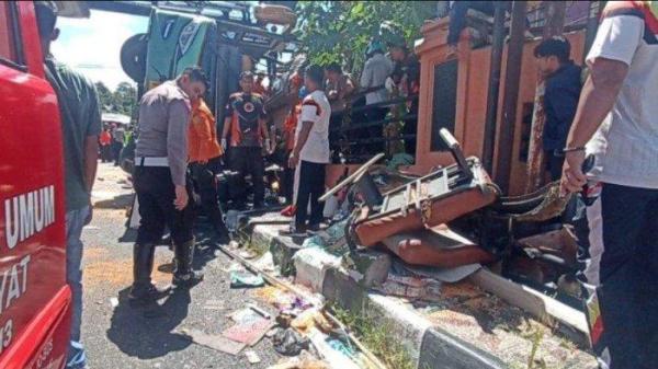 EVAKUASI KORBAN KECELAKAAN- Petugas gabungan saat melakukan proses evakuasi terhadap korban kecelakaan bus ALS di Kota Padang Panjang, Sumatera Barat, Selasa (6/5/2025).  