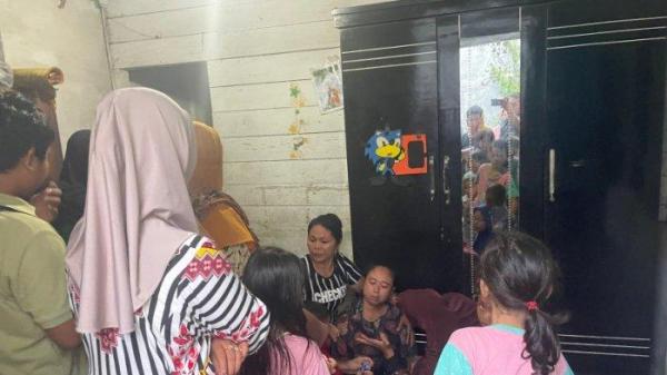 ISTRI KORBAN SYOK: Sri Rahayu alias Butet shok tau suaminya jadi salah satu korban tewas penumpang bus ALS ketika ditemui di rumahnya di Tanjung Morawa, Sumut, Selasa (6/5/2025).  12 orang penumpang yang dilaporkan tewas dalam kecelakaan Bus ALS di Padangpanjang