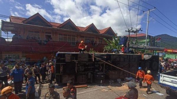 KECELAKAAN BUS ALS- Petugas gabungan saat melakukan proses evakuasi terhadap korban kecelakaan bus ALS di Bukit Surungan, Kecamatan Padang Panjang Barat, Kota Padang Panjang, Sumatera Barat, Selasa (6/5/2025)