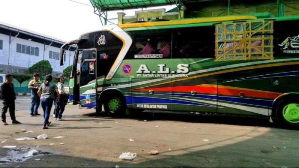 Suasana di pool bus Antar Lintas Sumatera (ALS) di Jalan Sisingamangaraja Medan. Memasuki tiga hari sebelum lebaran, loket bus masih nampak sepi penumpang, Rabu (19/4/2023).