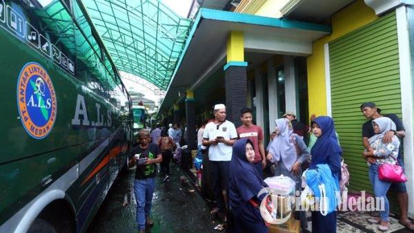 Sejumlah para penumpang bus ALS mengantre menunggu keberangkatan di Loket ALS, Medan, Kamis (30/5/2019). <div class=