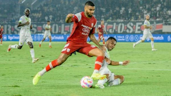 Persis Solo Vs Persebaya Surabaya - Cuplikan duel Ardi Idrus dengan Jhon Cley di laga Persis Solo kontra Persebaya Surabaya di Stadion Manahan Solo, Jawa Tengah, Jumat (7/2/2025).