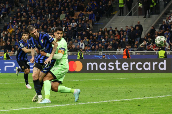 epa12078775 FC Inter's Francesco Acerbi (L) scores the 3-3 goal during the UEFA Champions League semifinal 2nd leg soccer match between Inter Milan and FC Barcelona, in Milan, Italy, 06 May 2025. EPA-EFE/DANIEL DAL ZENNARO