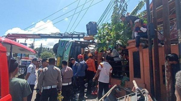 KECELAKAAN BUS ALS - Kecelakaan bus Antar Lintas Sumatera di Kelurahan Bukit Surungan, Kecamatan Padang Panjang Barat, Kota Padang Panjang, Sumatera Barat, Selasa (6/5/2025) pagi. Dari peristiwa ini, setidaknya 12 orang tewas dan sebagian penumpang dilarikan ke rumah sakit.