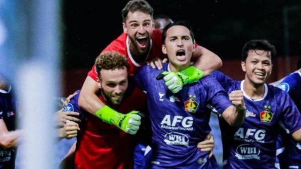 Pemain Persik Kediri Ezra Walian Memimpin Selebrasi tim pada kompetisi Liga 1 2024/2025.