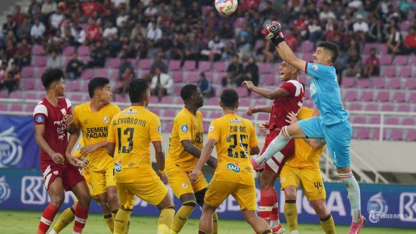 MENEPIS BOLA - Penjaga gawang Semen Padang FC, Arthur Augusto Da Silva (kanan) menepis bola saat melawan Persis Solo dalam pertandingan Liga 1 di Stadion Manahan, Solo, Jumat (21/2/2025) sore. Laga tersebut berakhir imbang dengan skor 1-1. Tribun Solo/Muhammad Nursina