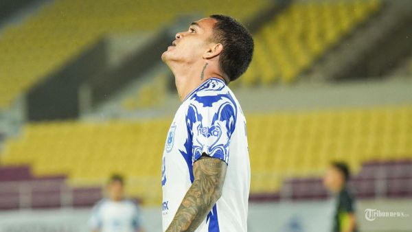 Ekspresi pesepak bola PSIS Semarang, Gali Freitas saat gagal memanfaatkan peluang melawan PSS Sleman dalam lanjutan Liga 1 di Stadion Manahan, Solo, Selasa (17/12/2024) malam. PSS Sleman sukses meraih kemenangan 2-1 atas PSIS Semarang berkat gol Gustavo Tocantins (63' P), Nicolao Dumitru (76') dan satu gol balasan dari Riyan Ardiansyah (84'). Tribun Solo/Muhammad Nursina