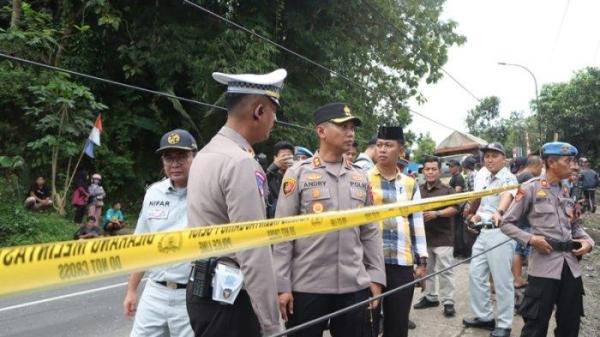 DIDUGA REM BLONG- kecelakaan maut melibatkan dump truk dengan angkutan kota (angkot) menewaskan 11 orang dan enam korban luka-luka di Jalan Purworejo–Magelang, tepatnya di Desa Kalijambe, Kecamatan Bener, Kabupaten Purworejo, Rabu (6/5/2025). Para korban tewas belum teridentifikasi.