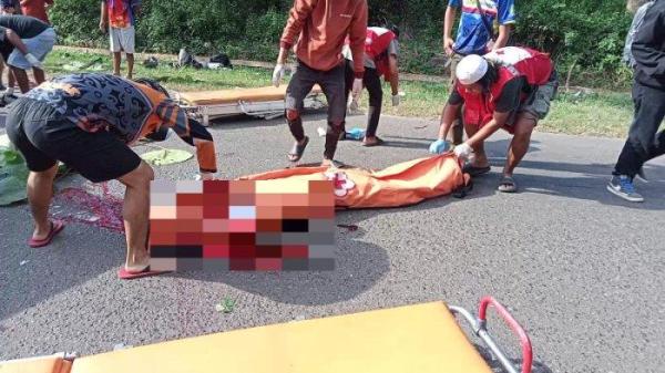 EVAKUASI - Relawan melakukan evakuasi korban laka lantas di jalan raya di kawasan Gunung Kayangan, Rabu (7/5) sore.