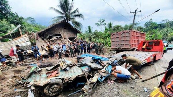 KECELAKAAN MAUT DI PURWOREJO - Kondisi truk dan angkudes yang ringsek usai mengalami kecelakaan di Tanjakan Ngangkruk, Desa Kalijambe, Kecamatan Bener, Kabupaten Purworejo, Jawa Tengah, Rabu (07/05/2025).