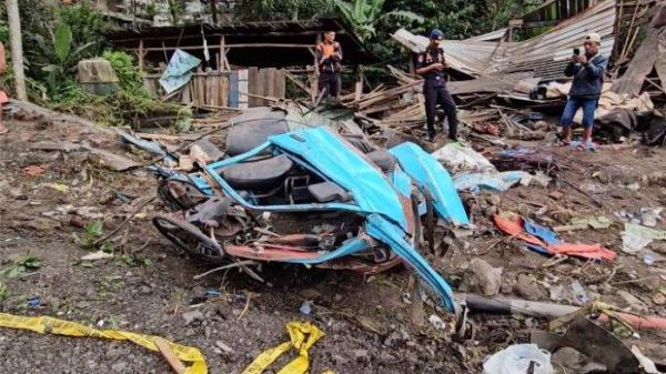 KECELAKAAN MAUT DI PURWOREJO - Penampakan mobil angkot yang mengalami kecelakaan dengan truk dump pengangkut pasir di Jalan Provinsi Magelang–Purworejo, tepatnya di wilayah Desa Kalijambe, Kecamatan Bener, Kabupaten Purworejo, Jawa Tengah, pada Rabu (7/5/2025) sekitar pukul 11.00 WIB. 