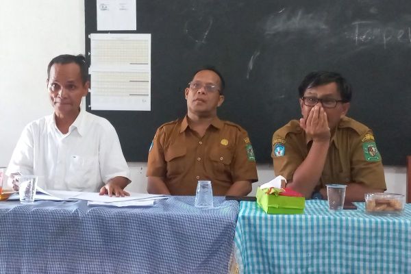 Hisar Pangaribuan (tengah) saat di ruang guru SMPN 2 Tapian Dolok, Jalan Jalan, Kelurahan Sinaksak, Kabupaten Simalungun, Sumatera Utara, Selasa (6/5/2025).