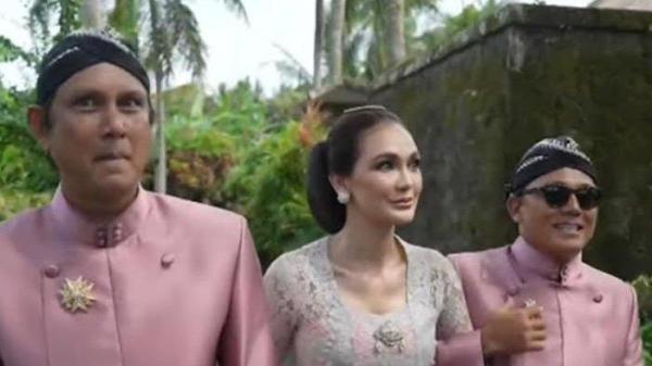 LUNA MAYA SIRAMAN - Luna Maya di acara siraman menjelang pernikahannya dengan Maxime Bouttier.