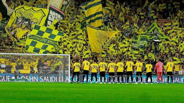 MERAYAKAN KEMENANGAN - Para pemain Al Ittihad merayakan kemenangan bersama para suporter ketika mengalahkan Al Orubah di Liga Arab Saudi 2024/2025 pada Jumat (11/4/2025) dini hari WIB. (Diunduh dari Instagram Al Ittihad pada Jumat 10 April 2025)