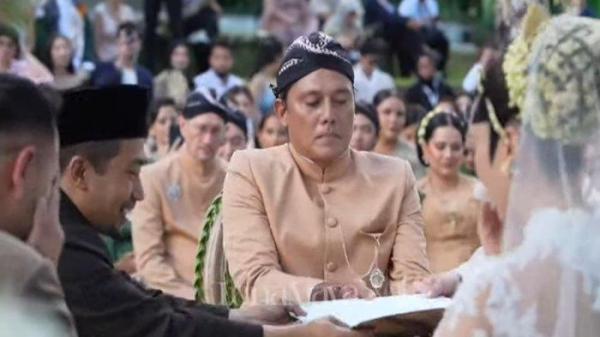 LUNA MAYA RESMI MENIKAH - Tangis Raffi Ahmad pecah, Luna Maya akhirnya resmi menikah dengan Maxime Bouttier.