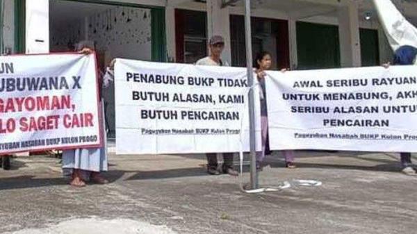 PENCAIRAN DANA MACET - Nasabah berunjuk rasa meminta kepastian nasib tabungan mereka di BUKP Wates, Kalurahan Bendungan, Kapanewon Wates, Kabupaten Kulon Progo, Daerah Istimewa Yogyakarta, Senin (6/5/2025).