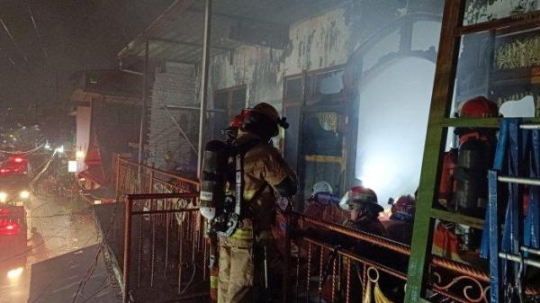 PEMADAM KEBAKARAN BERAKSI - Momen saat petugas pemadam kebakaran dari Dinas Pemadam Kebakaran dan Penyelamatan (DPKP) Kota Surabaya beraksi memadamkan kebakaran rumah di kawasan Jalan Kedung Rukem IV, Kedungdoro, Tegalsari Surabaya, sekitar sekitar pukul 01.15 WIB, pada Kamis (17/4/2025).