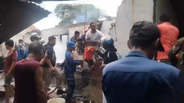 BALITA TEWAS TERBAKAR - Teriakan histeris warga mengiringi detik-detik evakuasi 2 balita tewas terpanggang dalam kebakaran rumah di Kota Kendari, Sulawesi Tenggara (Sultra). Kebakaran rumah tersebut terjadi di Jalan R Suprapto, Kelurahan Punggolaka, Kecamatan Puuwatu, pada Selasa (06/05/2025). Dalam insiden tersebut, dua balita tewas terbakar yakni AZP yang baru berusia 1 tahun dan dan ANP berusia 3 tahun.