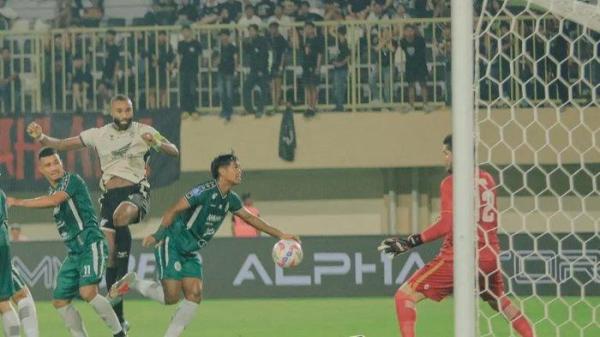 INSIDEN VAR - Detik-detik sebelum pemain bek-tengah sekaligus kapten PSM Makassar Yuran Fernandes mencetak gol ke gawang PSS Sleman pada lanjutan pekan ke-31 Liga 1 di Stadion Maguwoharjo, Sabtu (3/5/2025). <div class=