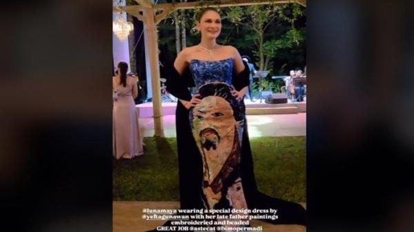Luna Maya mengenakan dress berbalut gaun hitam strapless yang dihiasi lukisa