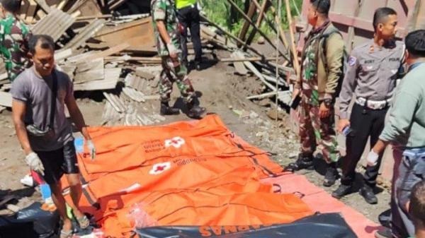 DIDUGA REM BLONG- kecelakaan maut melibatkan dump truk dengan angkutan kota (angkot)  menewaskan 11 orang dan enam korban luka-luka  di Jalan Purworejo–Magelang, tepatnya di Desa Kalijambe, Kecamatan Bener, Kabupaten Purworejo, Rabu (6/5/2025). <div class=