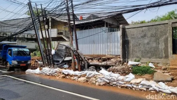 Tembok di Jalan Kalibata Timur jebol akibat luapan air saat hujan deras melanda Jakarta Selatan beberapa waktu kemarin. Begini kondisinya sekarang. (Taufiq/detikcom).