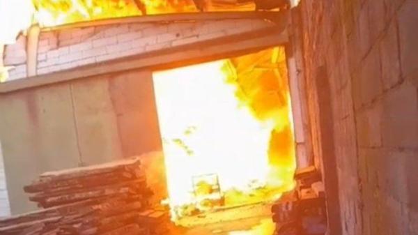GUDANG PABRIK ROTAN TERBAKAR - Petugas damkar Kabupaten CirebonS