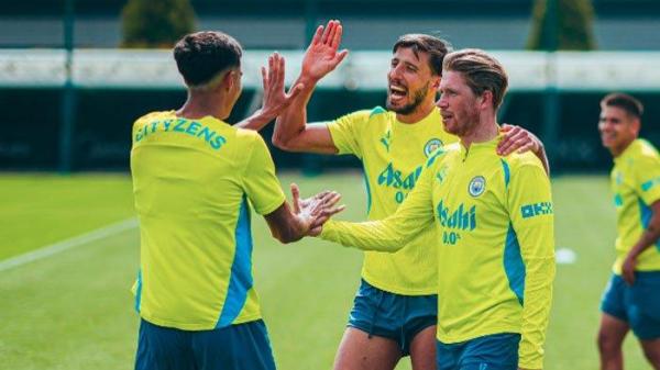 GRATISAN  - (dari kiri) Pemain Manchester City Vitor Reis, Ruben Dias dan Kevin De Bruyne saat menjalani latihan. Kevin De Bruyne diincar Napoli, tunggu momen gratisan.