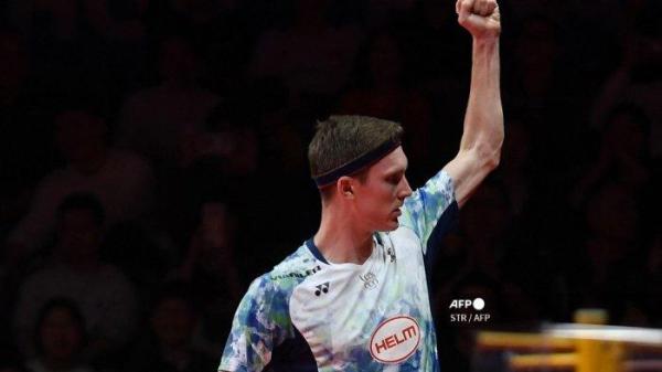 Reaksi Viktor Axelsen dari Denmark saat pertandingan tunggal putra melawan Kodai Naraoka dari Jepang di Final tur Dunia Bulu tangkis BWF di Hangzhou, Tiongkok