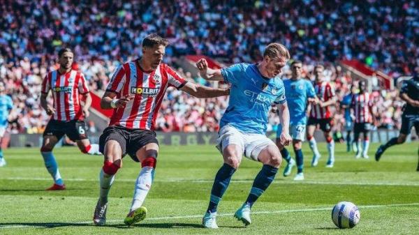DUEL BOLA - Pemain Manchester City Kevin de Bruyne dalam penjagaan pemain Southampton pada pertandingan pekan ke-36 Liga Inggris 2024/2025 di Stadion St Mary's, Sabtu (10/5/2025) malam WIB. (Instagram Man City - 10/5/2025)