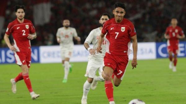LAGA KRUSIAL: Marselino Ferdinand mengawal bola menuju gawang Bahrain dalam laga kandang krusial di Gelora Bung Karno, Selasa (25/3/2025)