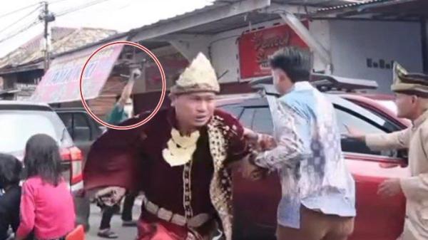 CALON PENGANTIN DIBACOK -- Tangkapan layar video seorang calon pengantin dibacok sejumlah pria saat hendak melangsungkan resepsi pernikahan di Jalan Panca Usaha, Kecamatan Seberang Ulu I, Minggu (11/5/2025). Salah satu pelaku terlihat melepaskan tembakan ke udara.