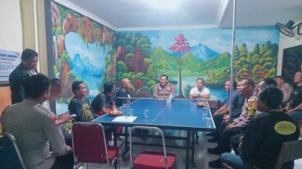 Mediasi - Polsek Kota Singaraja saat melakukan mediasi kepada Kadek Aris dan Gede Angga, pasca viral video perkelahian antar keduanya. Mediasi itu berakhir kesepakatan damai antara keduanya.