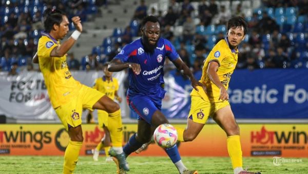 Pesepakbola Arema FC, Charles Lokoli Ngoy (tengah) dibayangi pesepakbola Persik Kediri, Al Hamra Hehanussa (kanan), Yusuf Meilana Fuad Burhani (kiri) saat laga lanjutan Liga 1 Arema FC melawan Persik Kediri di Stadion Kanjuruhan, Kabupaten Malang, Jawa Timur, Minggu (11/5/2025). <div class=