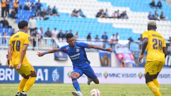 Pesepakbola Arema FC, Dedik Setiawan menendang bola dihadang sejumlah pesepakbola Persik Kediri saat laga lanjutan Liga 1 Arema FC melawan Persik Kediri di Stadion Kanjuruhan, Kabupaten Malang, Jawa Timur, Minggu (11/5/2025). Arema FC kalah dari tamunya Persik Kediri dengan skor 0-3. SURYA/PURWANTO
