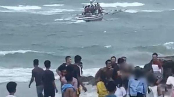 Warga melakukan proses evakuasi korban tenggelam kapal terbalik di Pantai Tapak Paderi
