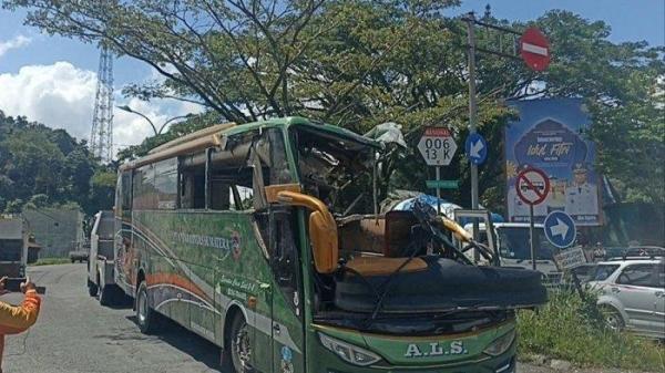 KECELAKAAN BUS ALS - Bus ALS yang kecelakaan di Kelurahan Bukit Surungan, Kota Padang Panjang diderek ke depan Terminal Busur Padang Panjang, Selasa (6/5/2025) siang. Kesaksian Maulana Zikra (24), warga Bukit Surungan yang berlari ke luar rumah setelah mendengar jeritan anak-anak dari lokasi kecelakaan bus ALS di Padang Panjang, Sumatera Barat.