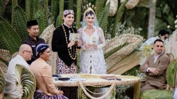 SAKSI PERNIKAHAN - Potret Luna Maya dan Maxime Bouttier resmi menjadi pasangan suami istri. Luna menunjuk Irwan Mussry, suami Maia Estianty menjadi saksi pernikahannya dengan Maxime Bouttier bukan tanpa alasan, Rabu (7/5/2025).