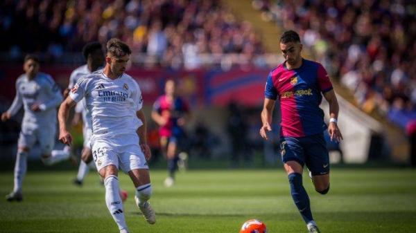 EL CLASICO - Pemain Barcelona Ferran Torres dalam penjagaan bek Real Madrid Raul Asencio dalam pertandingan pekan ke-35 Liga Spanyol di Stadion Olimpiade Lluís Companys, Minggu (11/5/2025). (Twitter Barcelona - 11/5/2025)