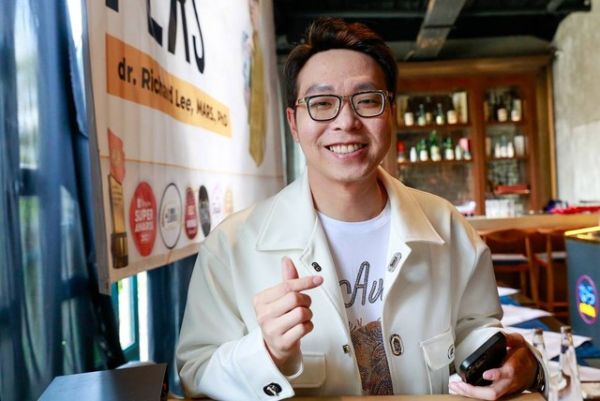 Dokter Richard Lee bersama kuasa hukum menggelar konferensi pers. <div class=