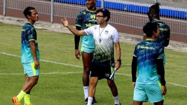 Luis Milla (tengah) saat masih melatih Persib Bandung memberikan arahan kepada para pemain di sela-sela latihan di Stadion Sidolig, Bandung, Jumat (11/11/2022)).