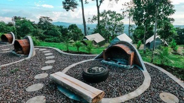 Objek wisata Kilapong Hills di Kota Tomohon, Sulawesi Utara. Kabin penginapan di Kilapong Hills.