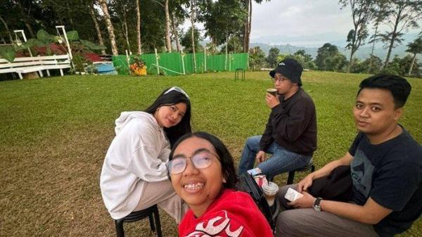 Pengunjung sedang menikmati kopi dan menunggu momen sunset di Kilapong Hills.