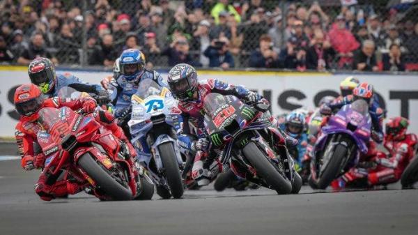 MARQUEZ PIMPIN BALAPAN - Marc Marquez memimpin balapan utama di MotoGP Prancis 2025 diikuti Fabio Quartararo dan lainnya di Sirkuit Le Mans, pada 11 Mei 2025. (Foto: Laman MotoGP).