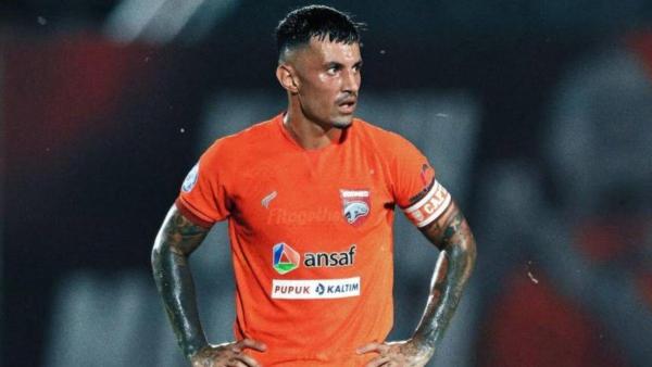 Potret Stefano Lilipaly mengenakan seragam Borneo FC. Terkini, inilah profil Stefano Lilipaly, bomber Borneo FC yang jadi pencetak gol tercepat sementara Liga 1 2024/2025, kini potensi beri balasan setimpal untuk Arema FC pada Sabtu (17/8/2024) pukul 15.30 WIB di Stadion Gelora Soepriadi, Blitar, Jawa Timur.