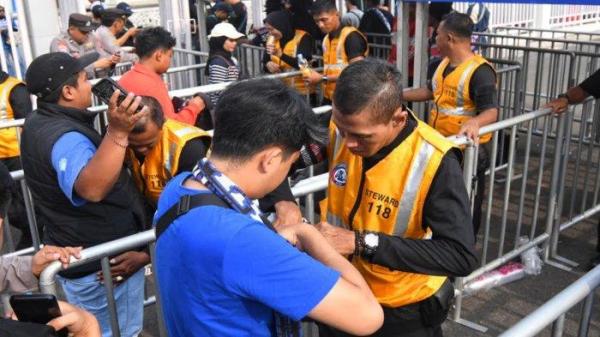 KETAT - Sejumlah suporter tim sepakbola Arema FC, Aremania melewati screening sebelum masuk stadion saat laga lanjutan Liga 1 Arema FC melawan Persik Kediri di Stadion Kanjuruhan, Kabupaten Malang, Jawa Timur, Minggu (11/5/2025). Manajemen Arema FC kecewa ketika kecolongan pelemparan bus Persik di luar stadion
